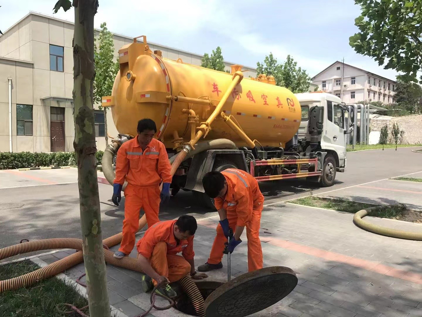 温州管道疏通车停在窨井附近