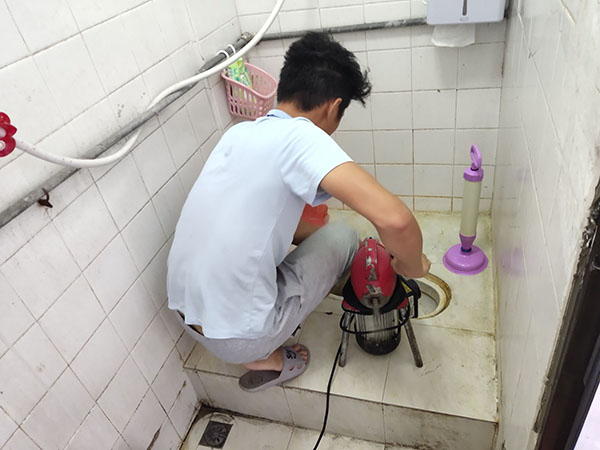 温州肥皂掉到马桶里把马桶堵住了怎么办？马桶堵住了怎么办